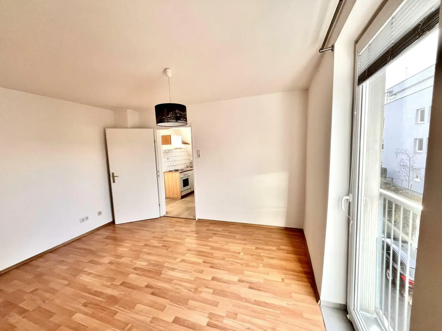 Kleine 2 Zimmer Wohnung im Dachgeschoss mit französischem Balkon.