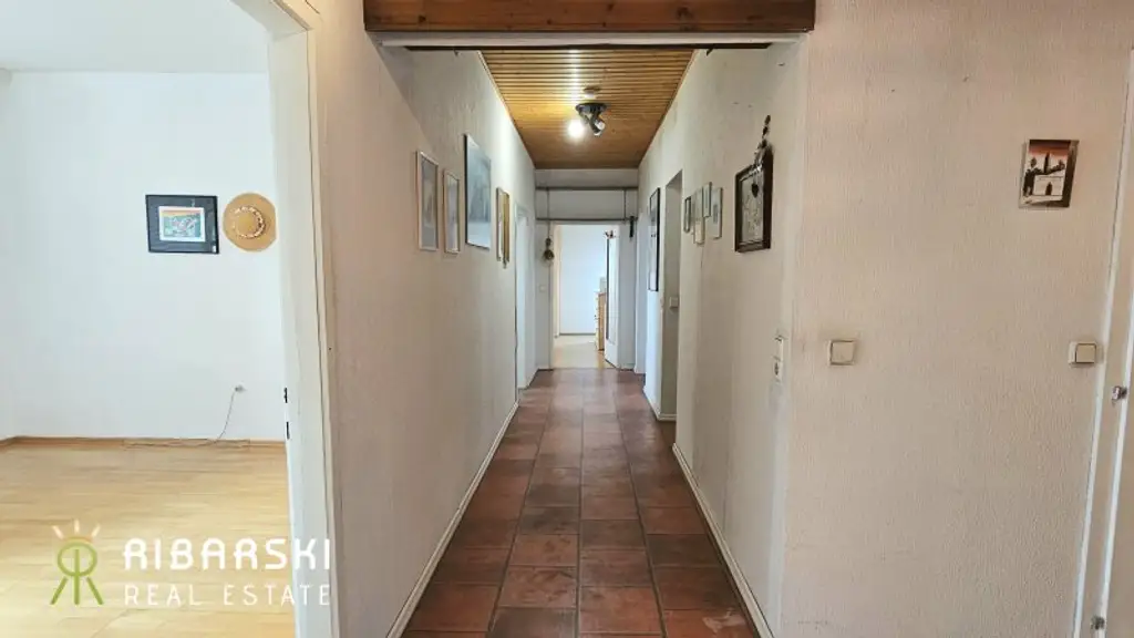 Fast wie ein Penthouse der 70er Jahre - großzügige Wohnung mit 4 Zimmern und drei Loggien