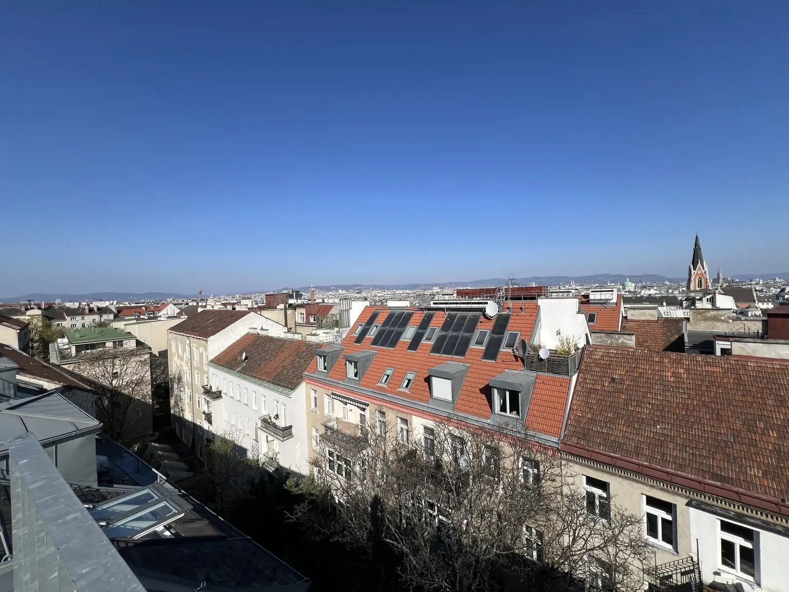 UNBEFRISTET: Attraktive, klimatisierte Dachgeschoss-Wohnung mit Balkonen und Dachterrasse und einmaligem Blick über Dächer Wiens