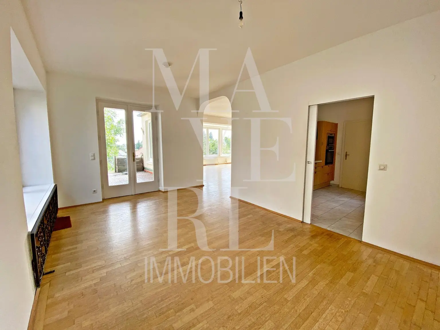 SCHÖNES EINFAMILIENHAUS MIT POOL, TOLLER BLICK, GARAGE & GARTEN