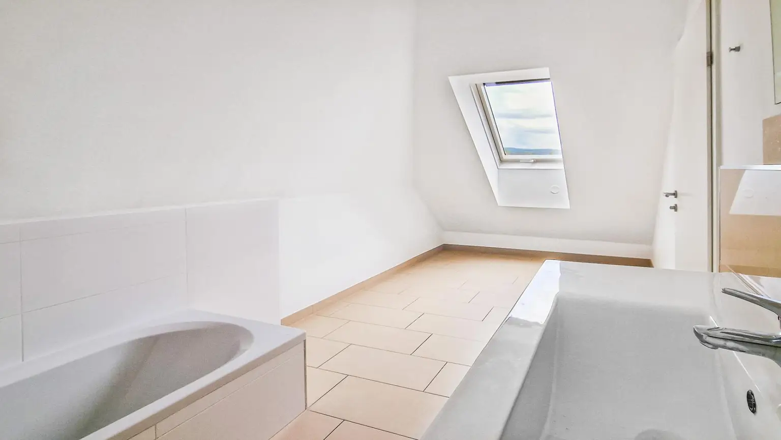 Niedrigenergie-Doppelhaushälfte in Mauer. 5 Zimmer, Terrasse, Garten und Autostellplatz