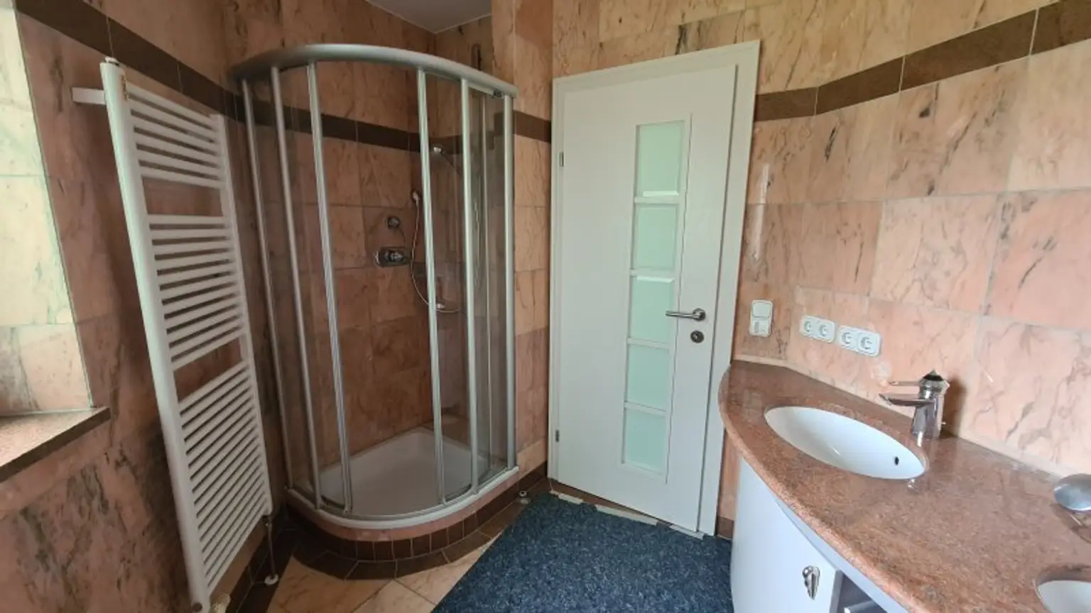 Sehr ruhige Siedlungslage - Riesige (teilbare)  Etagenwohnung mit 2 Balkonen, Garage, Sauna in einem sehr gepflegten Haus
