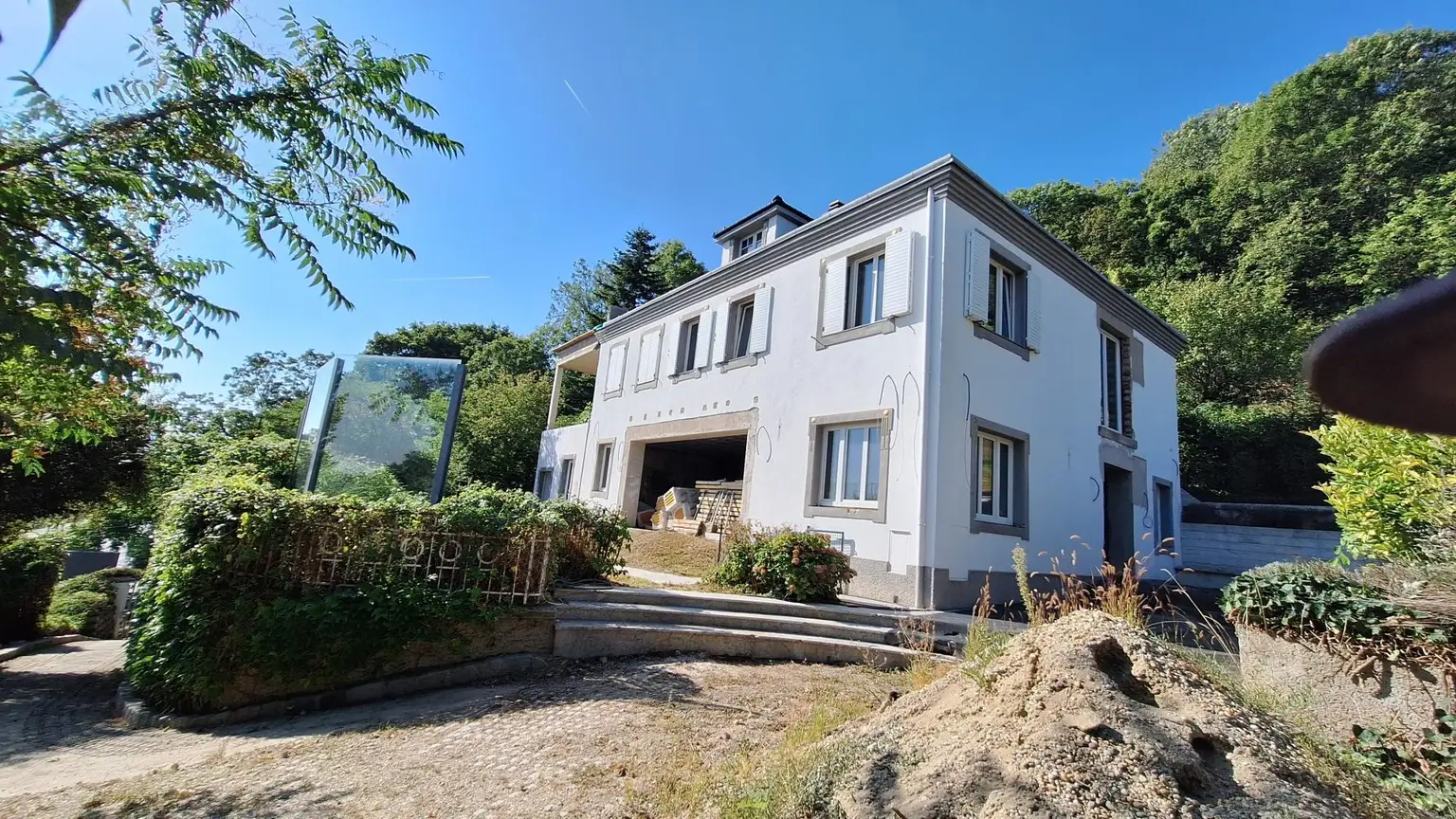 Edelrohbau-Villa, Herrschaftlicher Wohnsitz am Fuße des Kahlenberges an der Donau. Teilrestauriert entkernt und komplette Ausbauplanung.