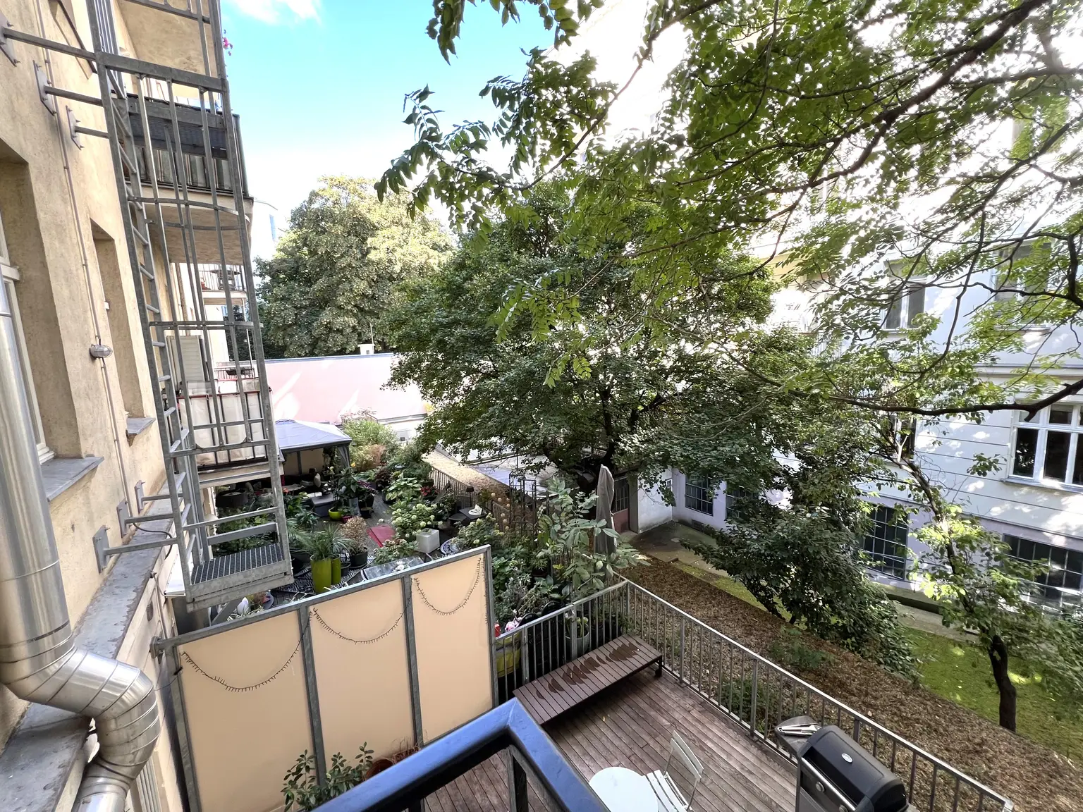 Bezaubernde 3-Zimmer-Wohnung mit kleinen Balkonen und Grünblick