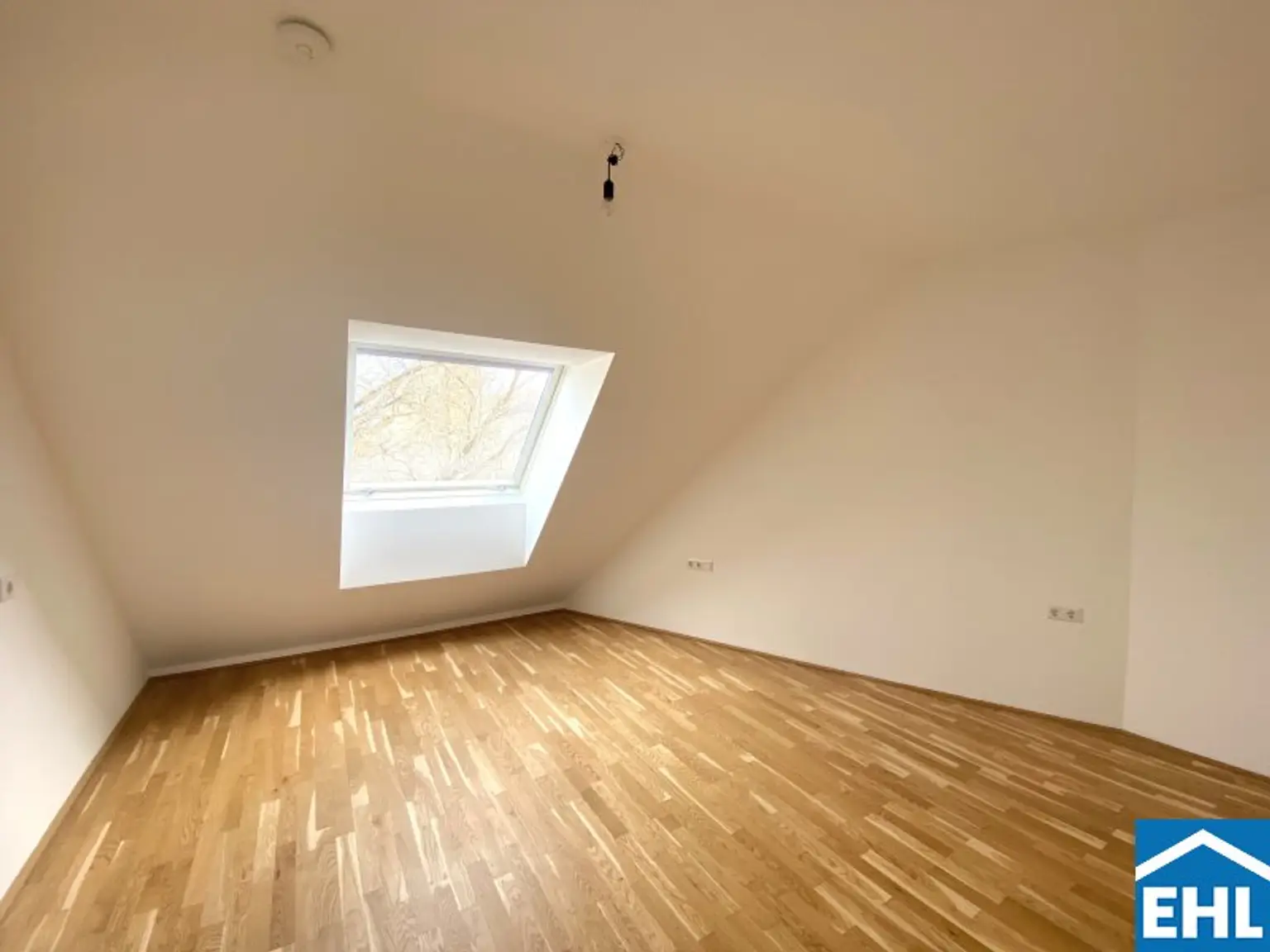 2-Zimmer Dachgeschoßwohnung mit großem Balkon! Nahe der Donauinsel