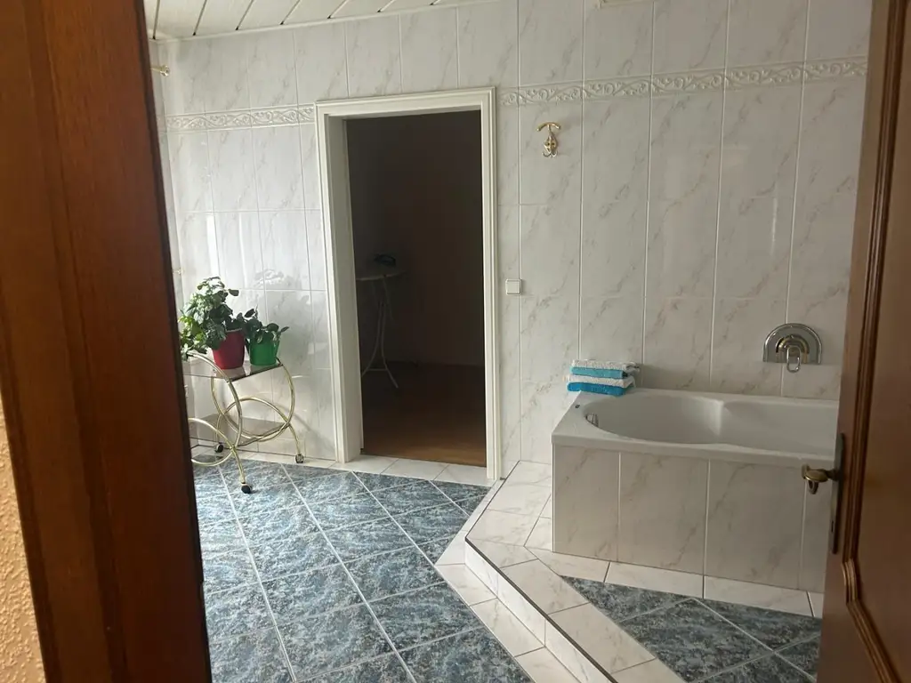 2 Familienhaus mit Pool und Outdoorküche/Poolhaus - Garage für 3 Autos -SOFORT VERFÜGBAR-DACHBODEN AUSBAUBAR