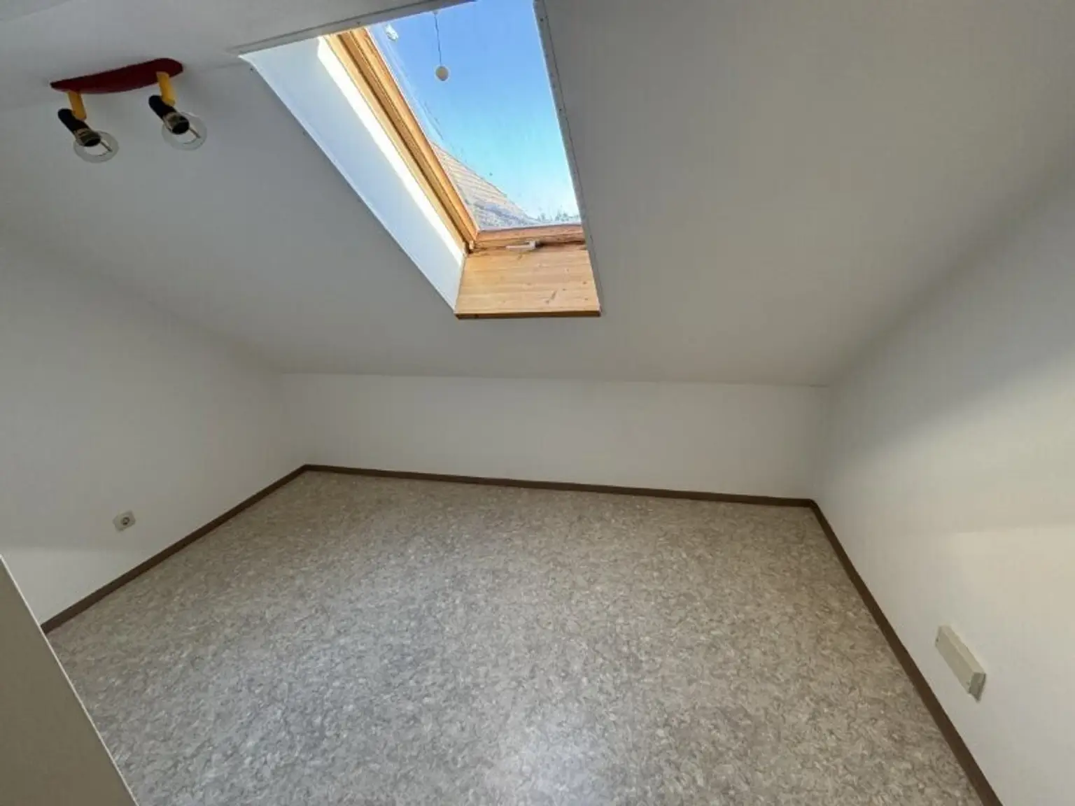 "GRÖDIG - Geräumiges 2,5 Zimmer Appartement im Dachgeschoss mit PKW-Stellplatz"