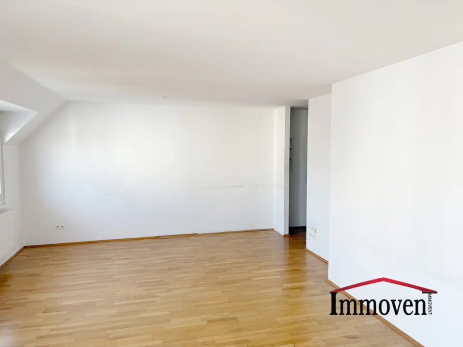 HOFSEITIG - Schöne 4-Zimmerdachgeschosswohnung mit Terrasse und Klimaanlage!