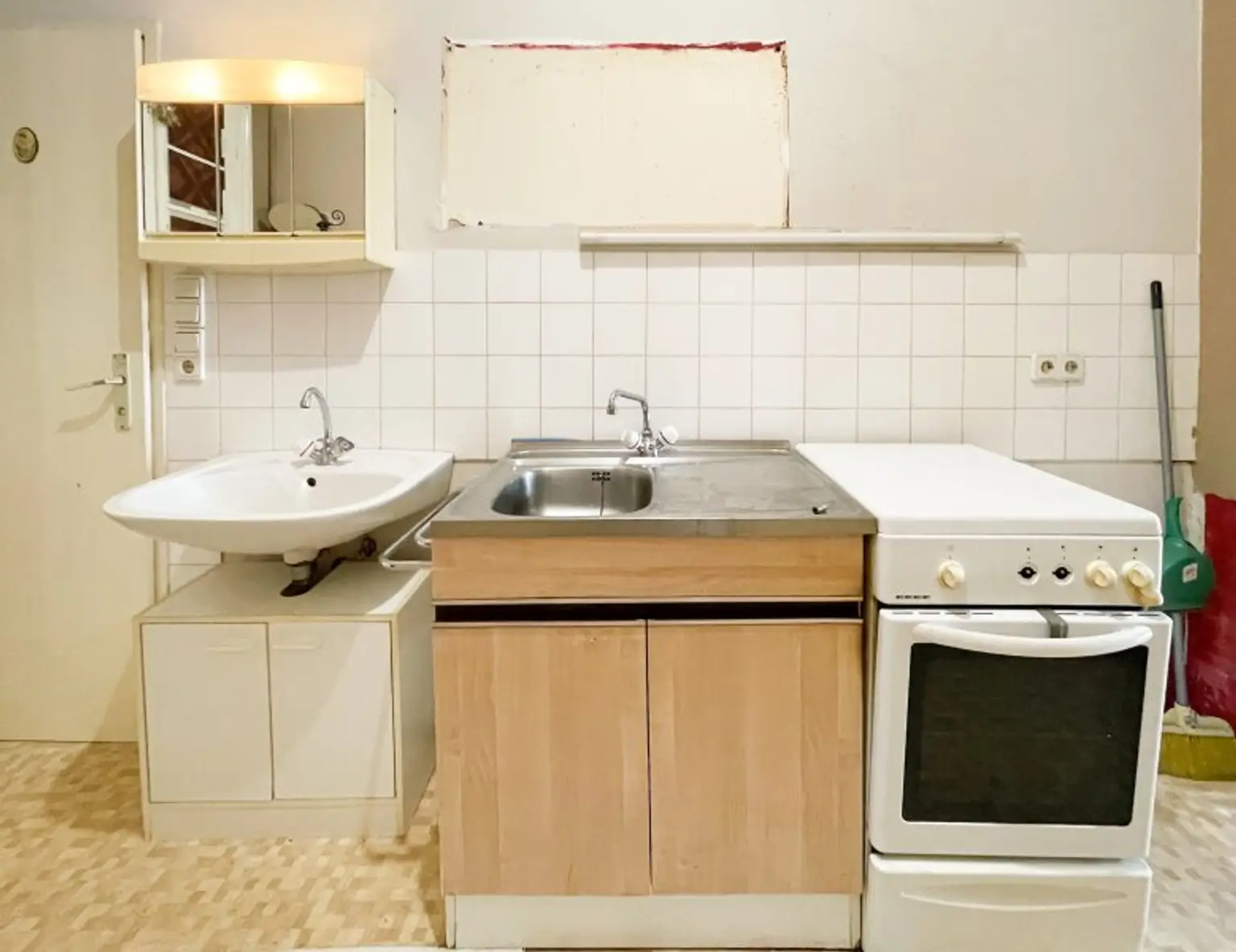 NÄHE AUGARTEN: 2-Zimmer-Altbauwohnung mit großem Gestaltungspotenzial beim Wallensteinplatz