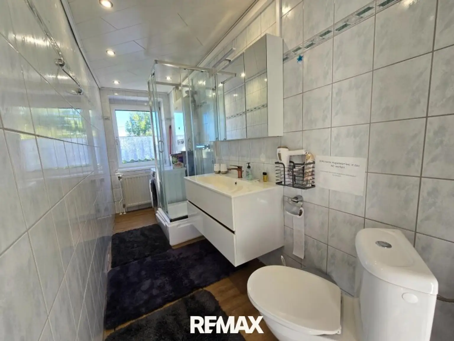Badezimmer 1 mit Dusche und WC