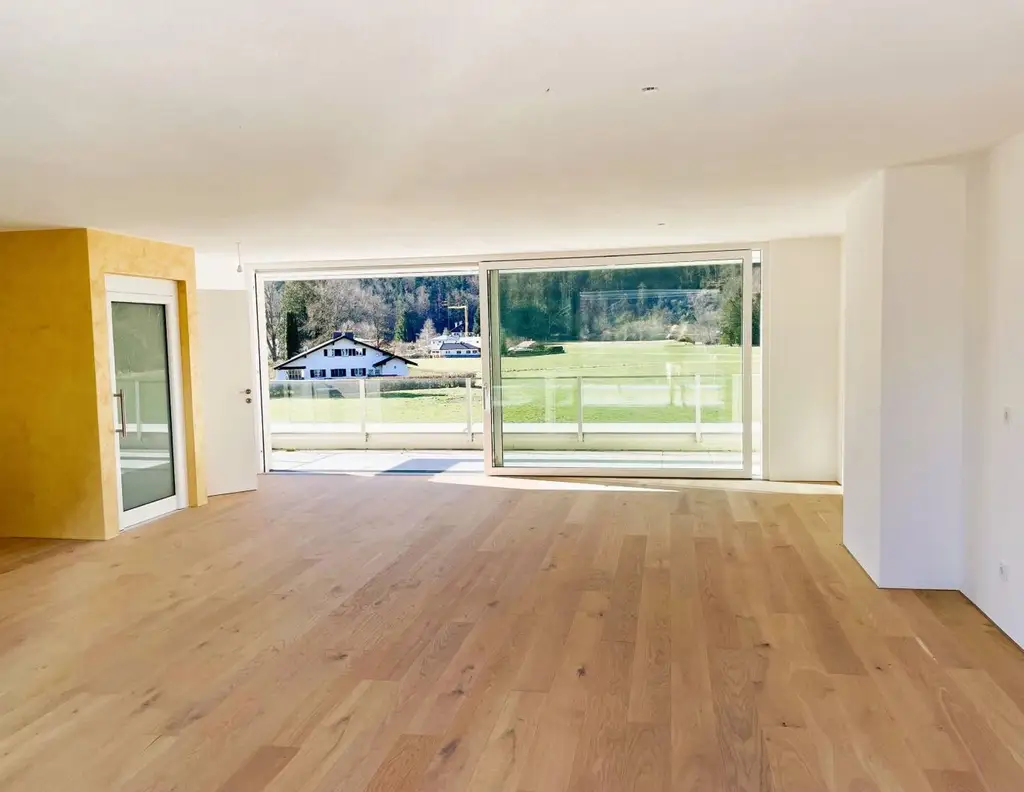 Luxus-Triplex-Townhouse am Mondsee mit Seegrund: Neubau Erstbezug mit 6,5 Zimmern, Lift, Garten und Terrassen