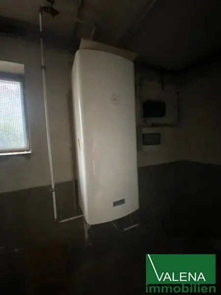 Grundstück mit renovierungsbedürftigem Haus; bewilligtes Bauprojekt vorhanden