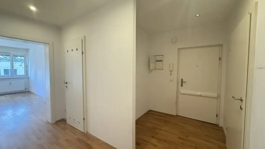 Baumeistergasse: Zwei Zimmer (zenral begehbar) mit separater Küche und Balkon!