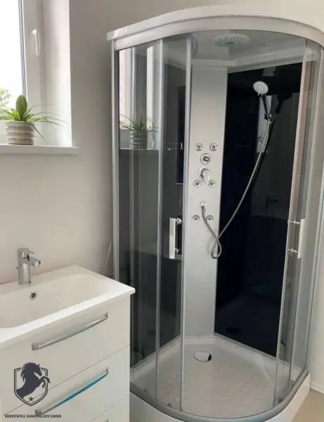 Außergewöhnliche Villa mit drei Wohneinheiten, Gewerbeeinheit & teilbarem Grundstück