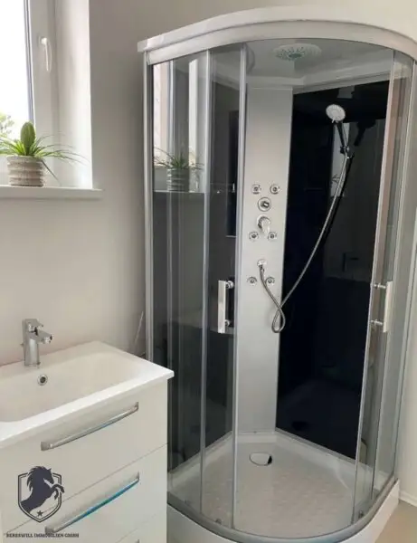 Außergewöhnliche Villa mit drei Wohneinheiten, Gewerbeeinheit & teilbarem Grundstück