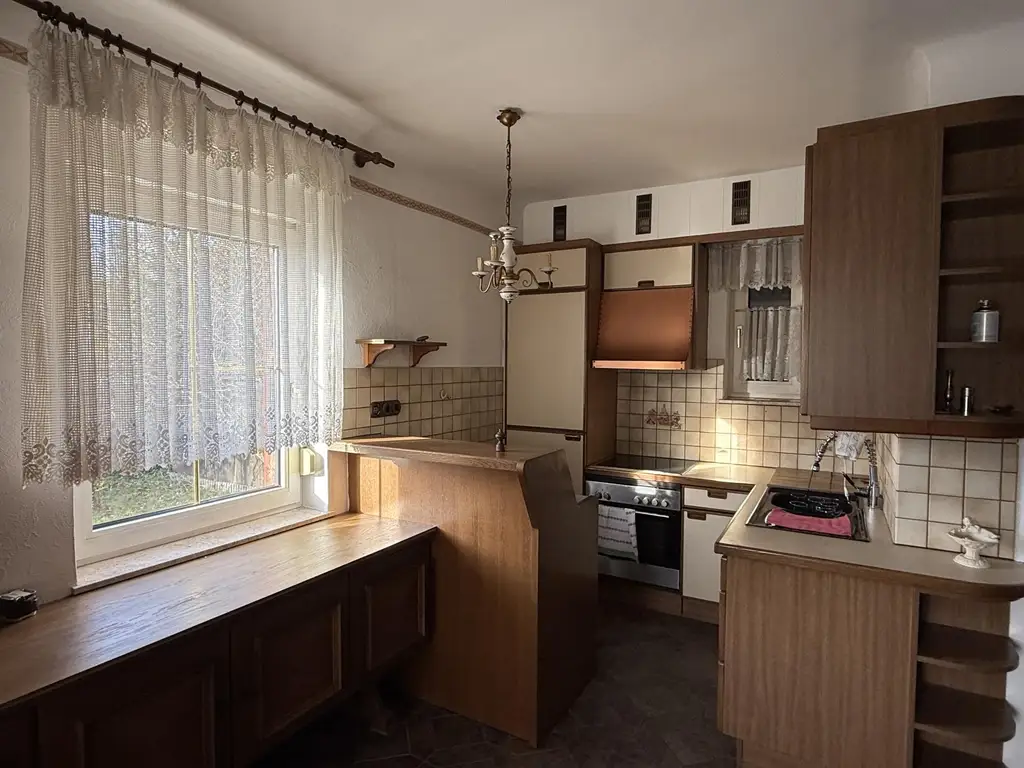 Renovierungsbedürftiges Einfamilienhaus mit idyllischem Garten in Sackgasse