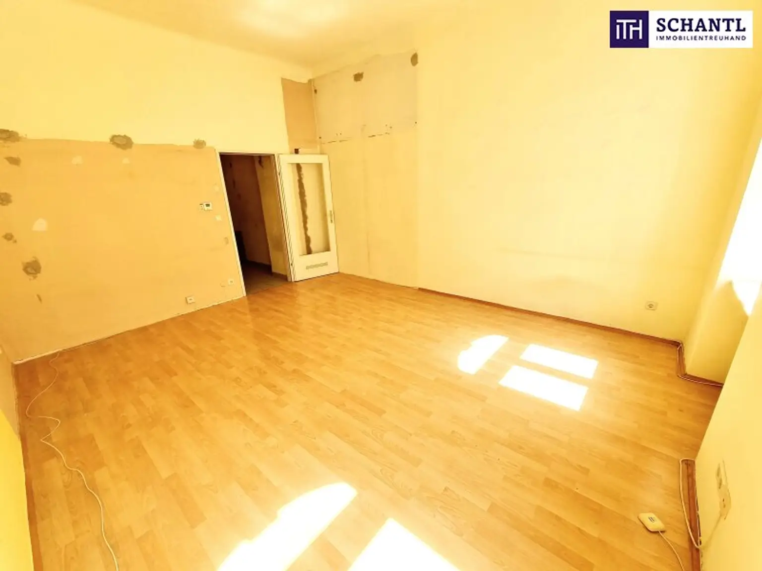 Ein Zuhause, das nach Ihrer Handschrift verlangt! Entzückende Altbauwohnung mit Sanierungsbedarf + Traumhaft schönes Haus + Perfekte Infrastruktur und Anbindung! Jetzt zugreifen!
