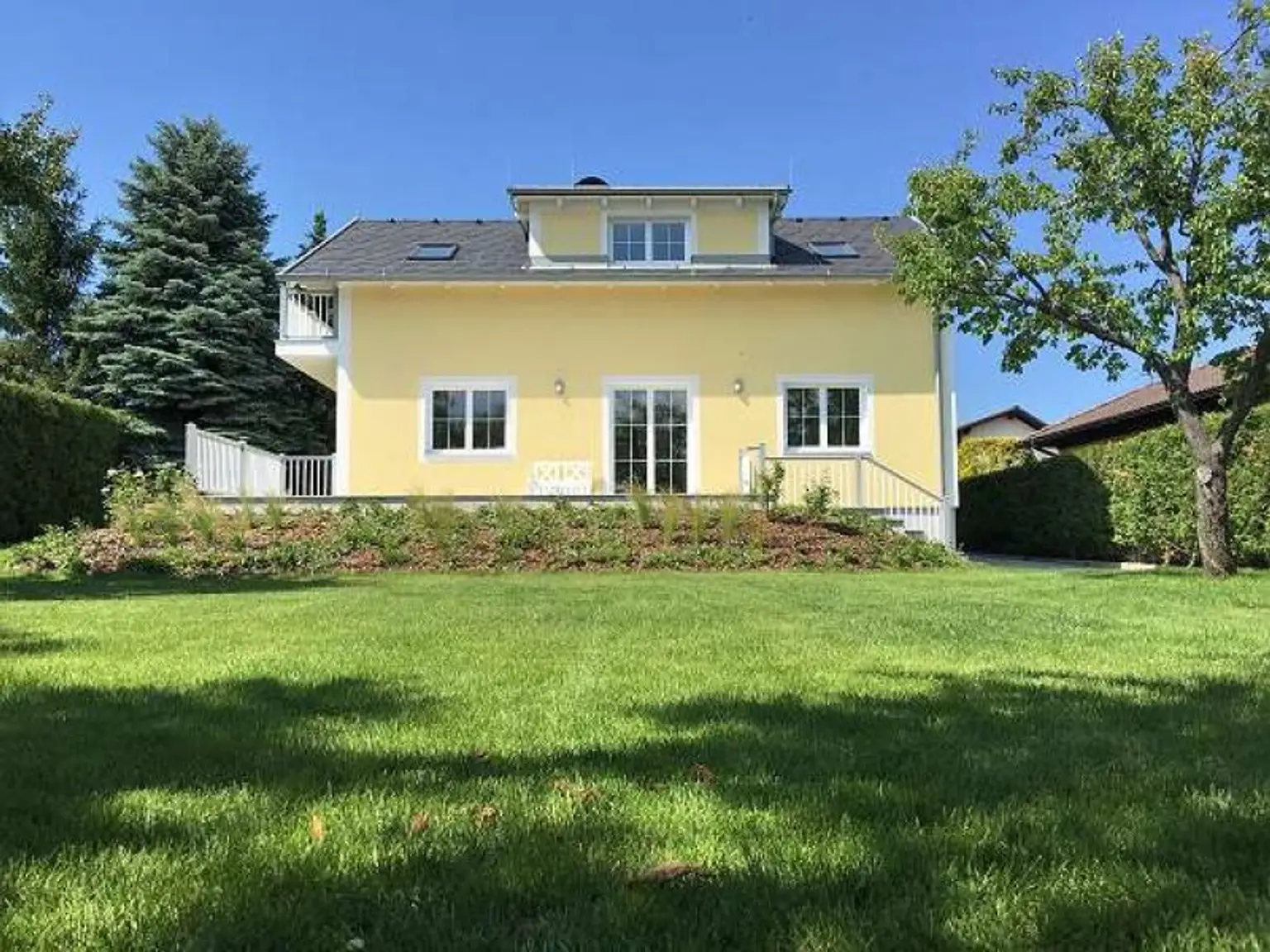 Blick vom Garten zum Haus