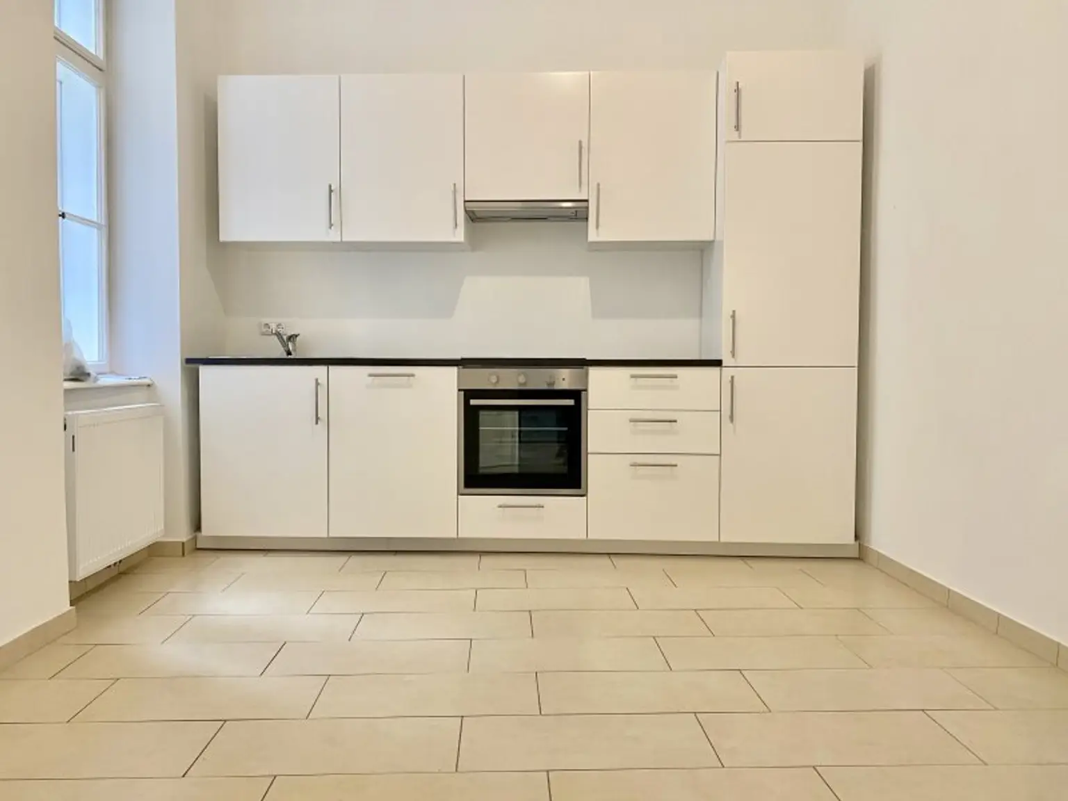 große Küche mit Platz für Esstisch