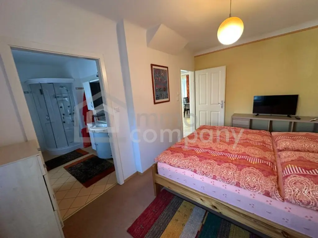 Schlüssel drehen & losleben – Stilvolles Ein-/Mehrfamilienhaus mit Garten, Vollmöbliert in Groß-Enzersdorf