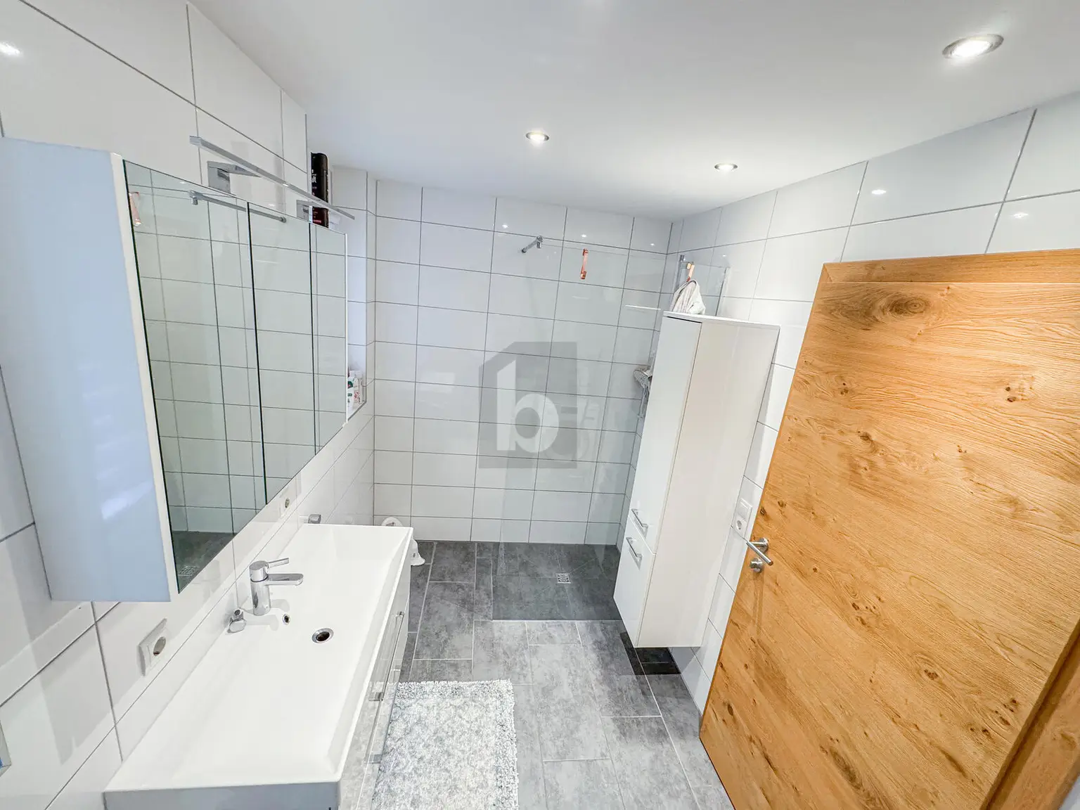 GERÄUMIGE WOHNUNG IN TOP LAGE MIT BALKON
