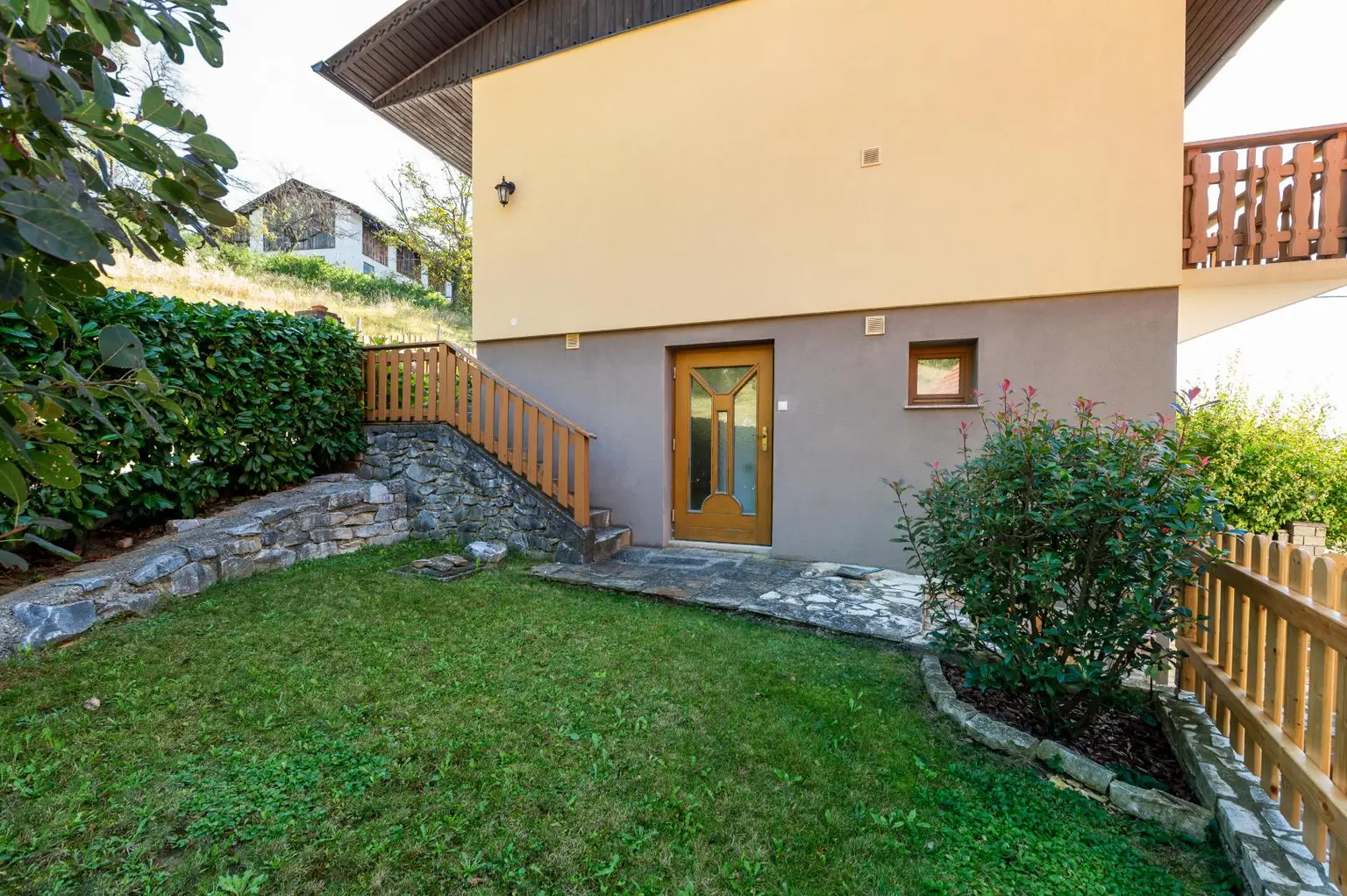 Einfamilienhaus mit Einliegerwohnung, Garage, Carports und Ausblick!