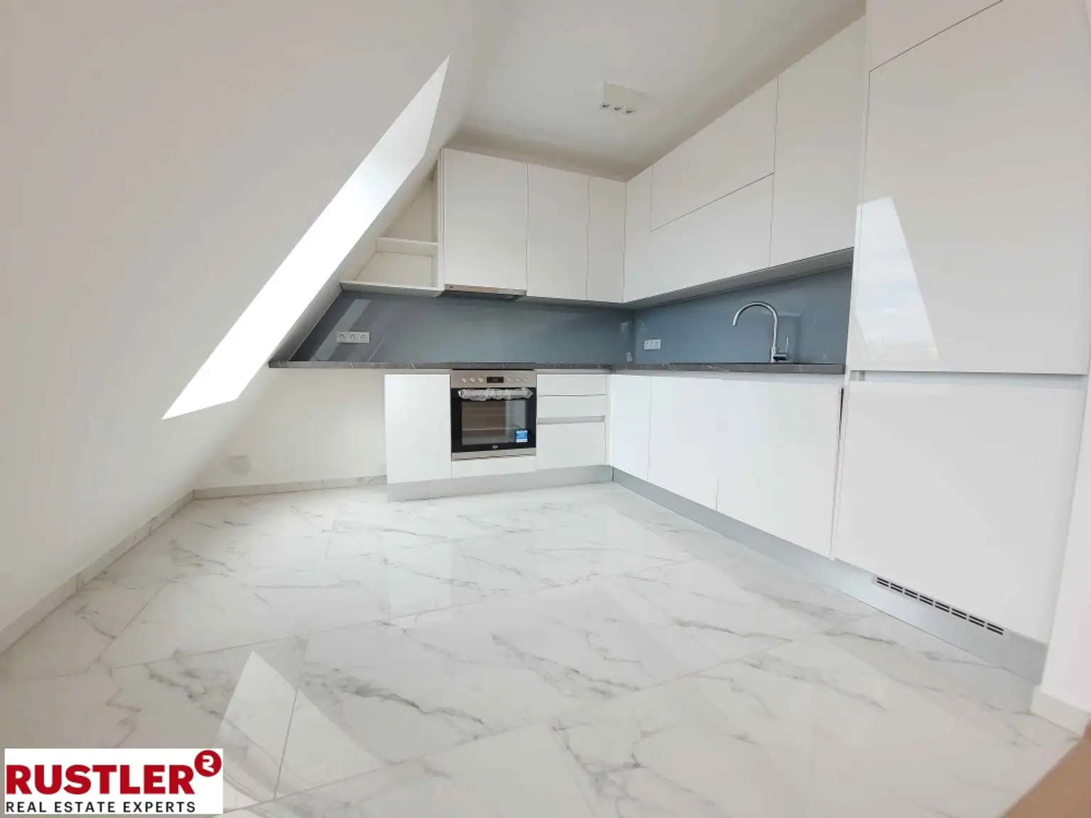 Luxuriöse Dachterrassenwohnung auf 3 Etagen direkt an der U3 - klimatisiert - mit Garage!