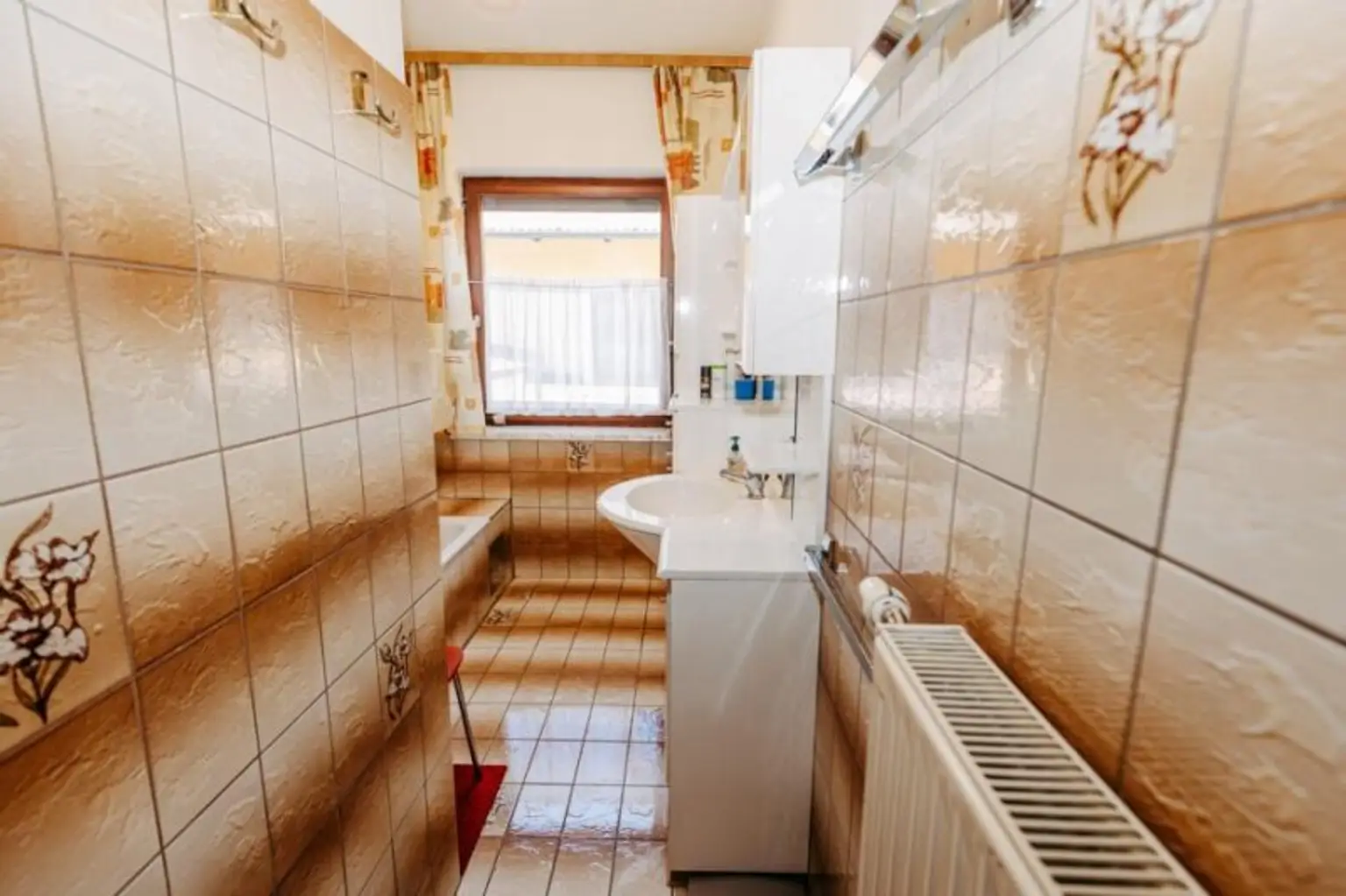 Elegantes, gepflegtes Einfamilienhaus mit Garage und uneinsehbarem Garten, Altbaumbestand
