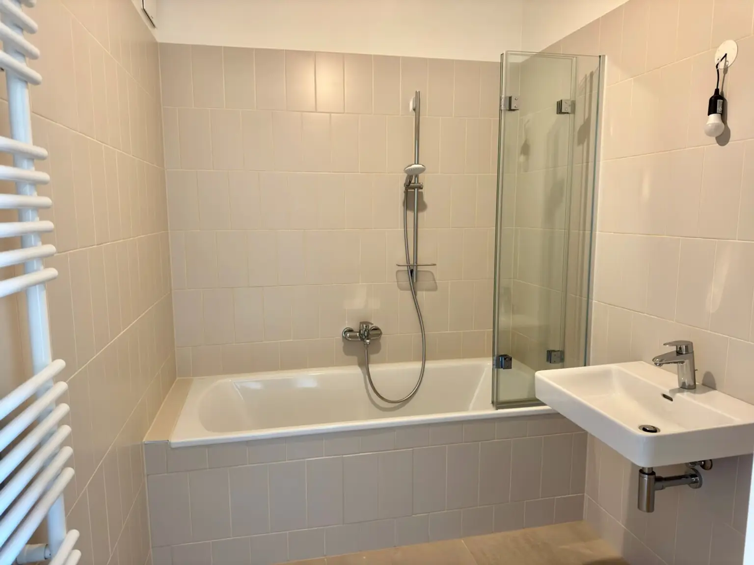 Neu und provisionsfrei: Schnäppchet Hit im 4. Stock - Hirschfeld