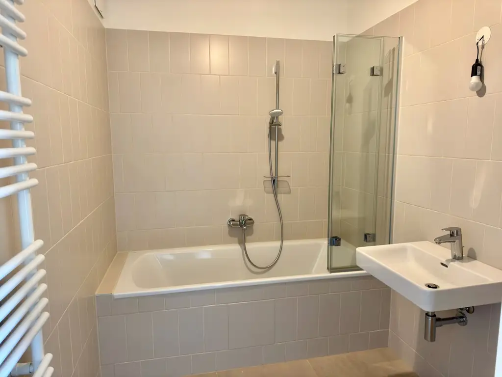 Neu und provisionsfrei: Schnäppchet Hit im 4. Stock - Hirschfeld