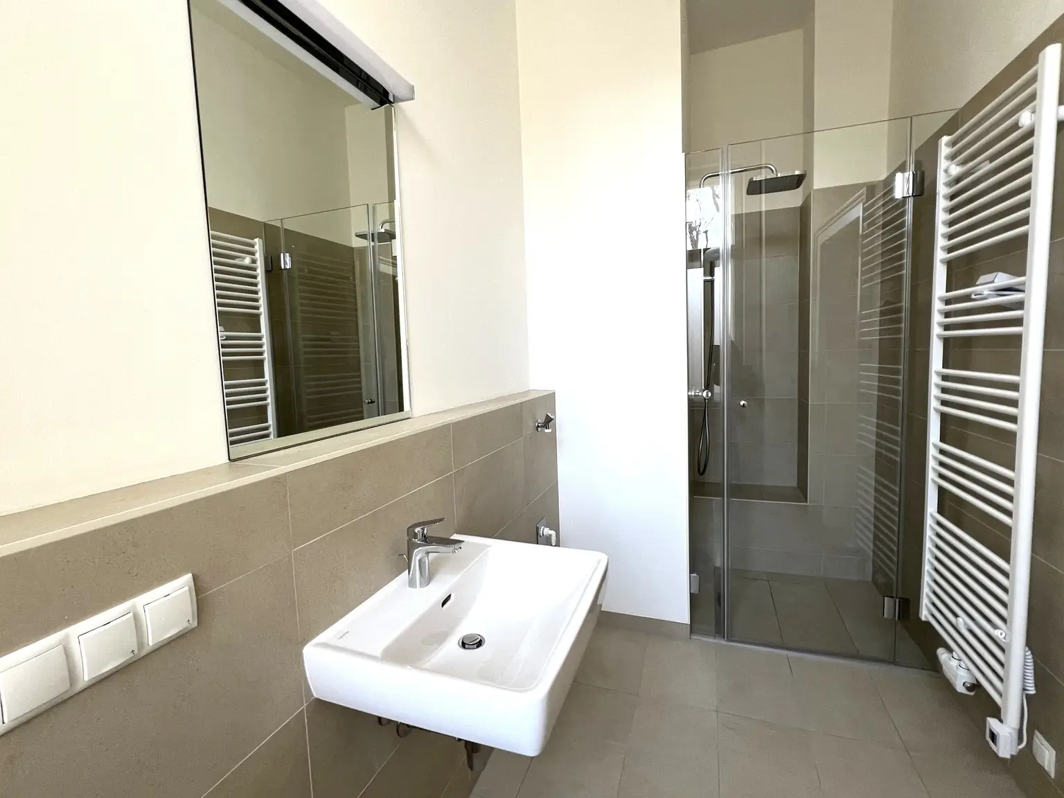 ERSTBEZUG NACH GENERALSANIERUNG: Einzigartige helle Altbauwohnung mit Stuckdecken in ruhiger Lage und einem kleinen Balkon