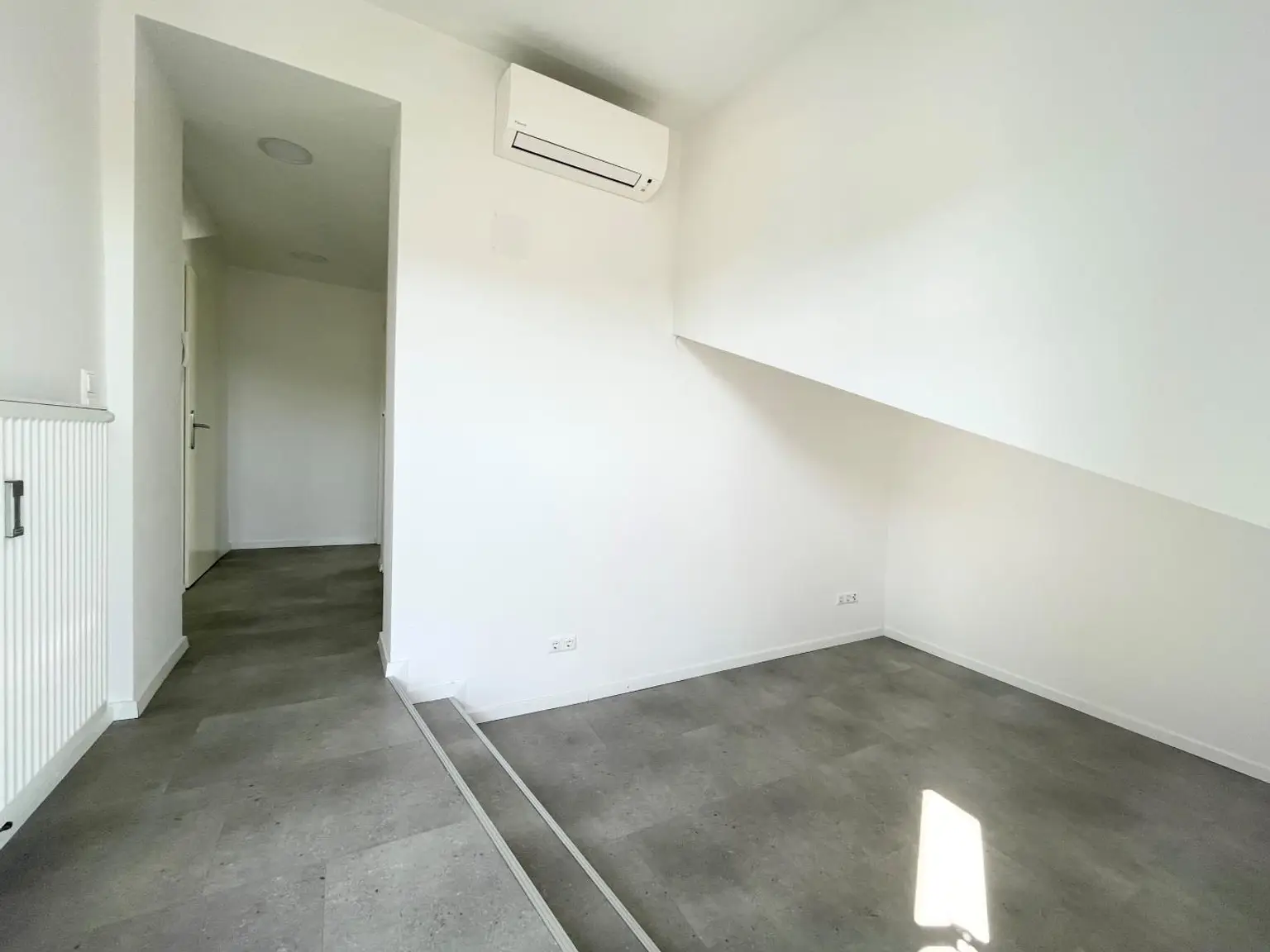 Modern sanierte Dachgeschosswohnung mit hochwertiger Klimaanlage