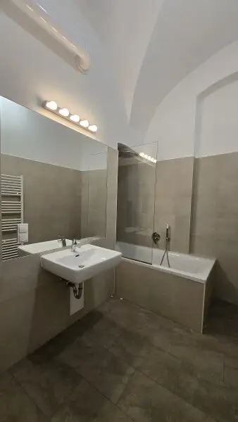 Super zentrale Innenstadtlage - ! ! ! 4.STOCK OHNE LIFT ! ! ! - Top-Zustand und ruhige Innenhofausrichtung