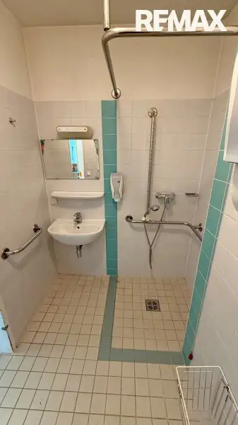 Ehemaliges Seniorenheim, gewerbliche Widmung, große Dachterrasse & 16 Garagen in Wiener Neustadt – Top Chance!