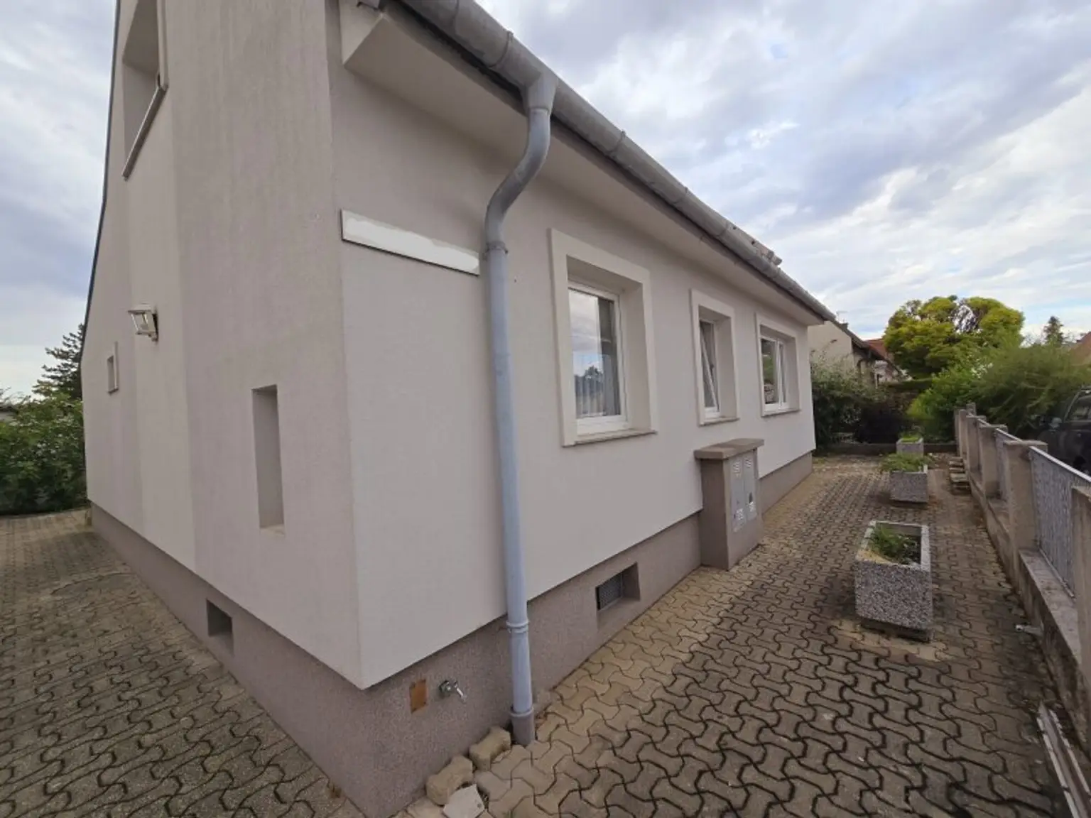 Charmantes Einfamilienhaus 125m² wohnfl. mit 791m²  Garten und überdachte Terrasse und Kaminanschluss in Leobersdorf – S-Bahn in der Nähe!