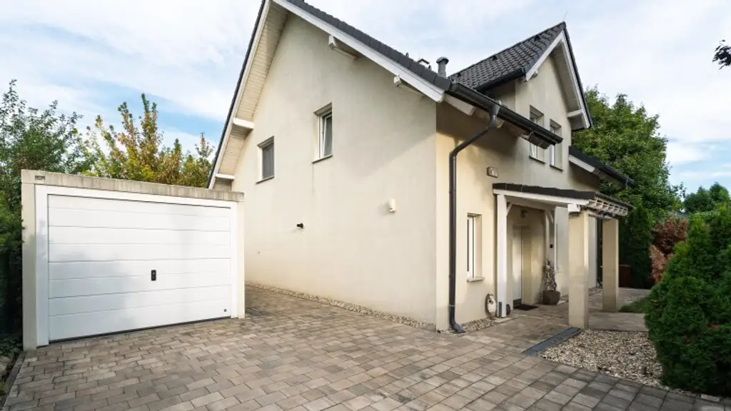! "take your bags and move in" ! 4,5 Zimmer, Terrasse, Garage & Pool! Grünruhelage!