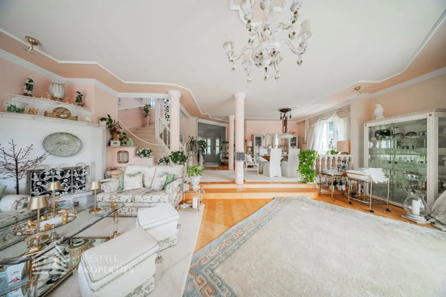 Beeindruckende Villa mit gepflegten Garten und Pool