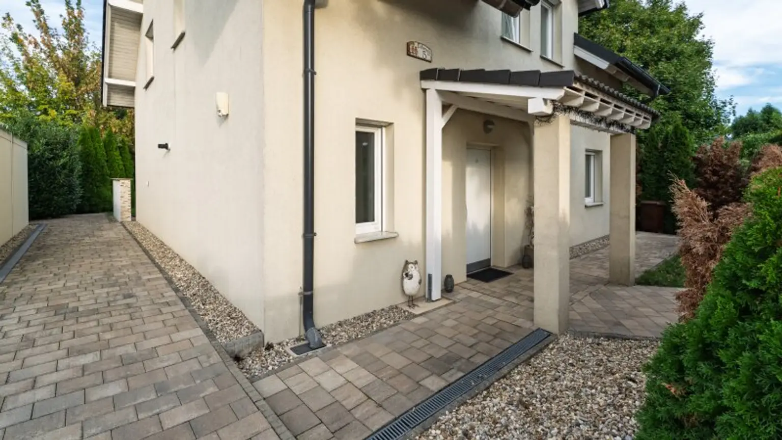 ! "take your bags and move in" ! 4,5 Zimmer, Terrasse, Garage & Pool! Grünruhelage!