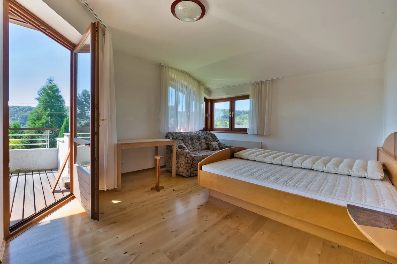 Exklusivität und Privatsphäre pur auf 2.610 m2 Grundfläche! Von der Terrasse in den Schwimmteich.