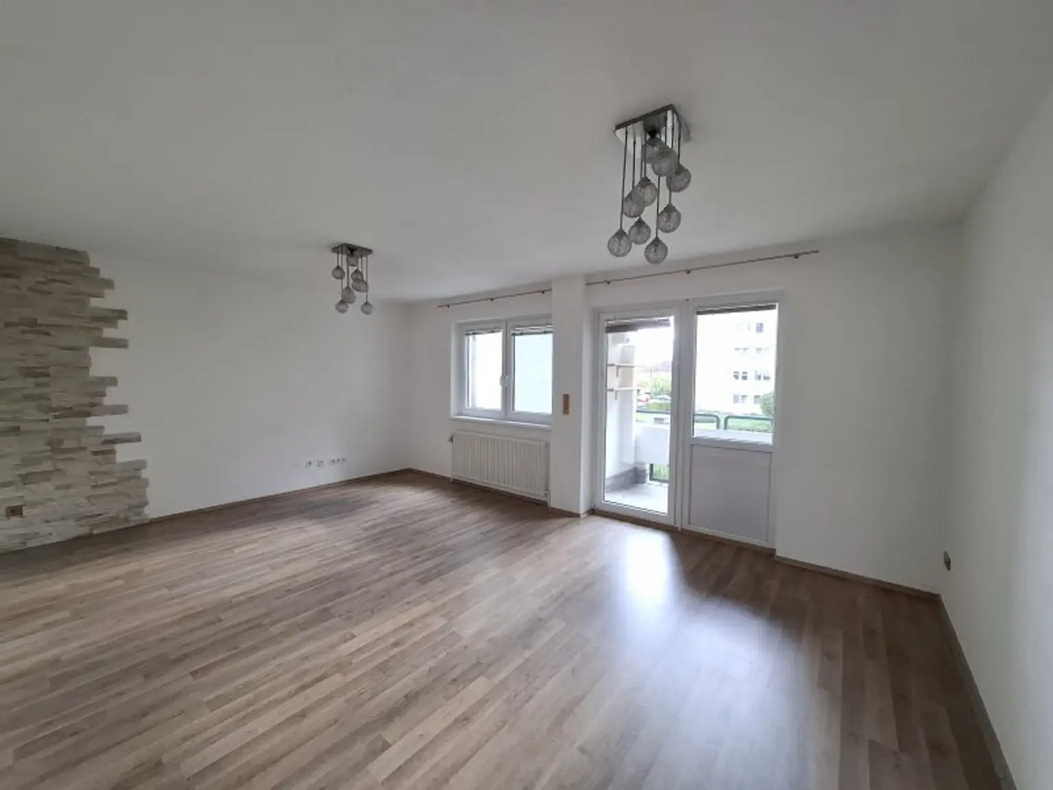GEMÜTLICHE und HELLE  4 Zimmer-WOHNUNG - LOGGIA -LIFT