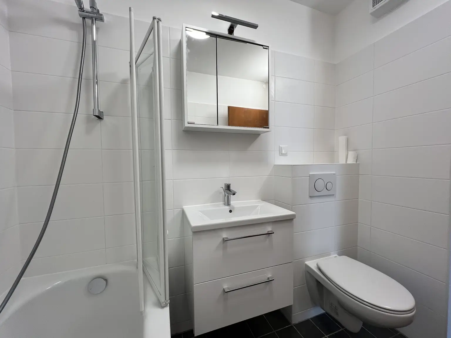 Bad mit Wanne und Waschmaschinenanschluss