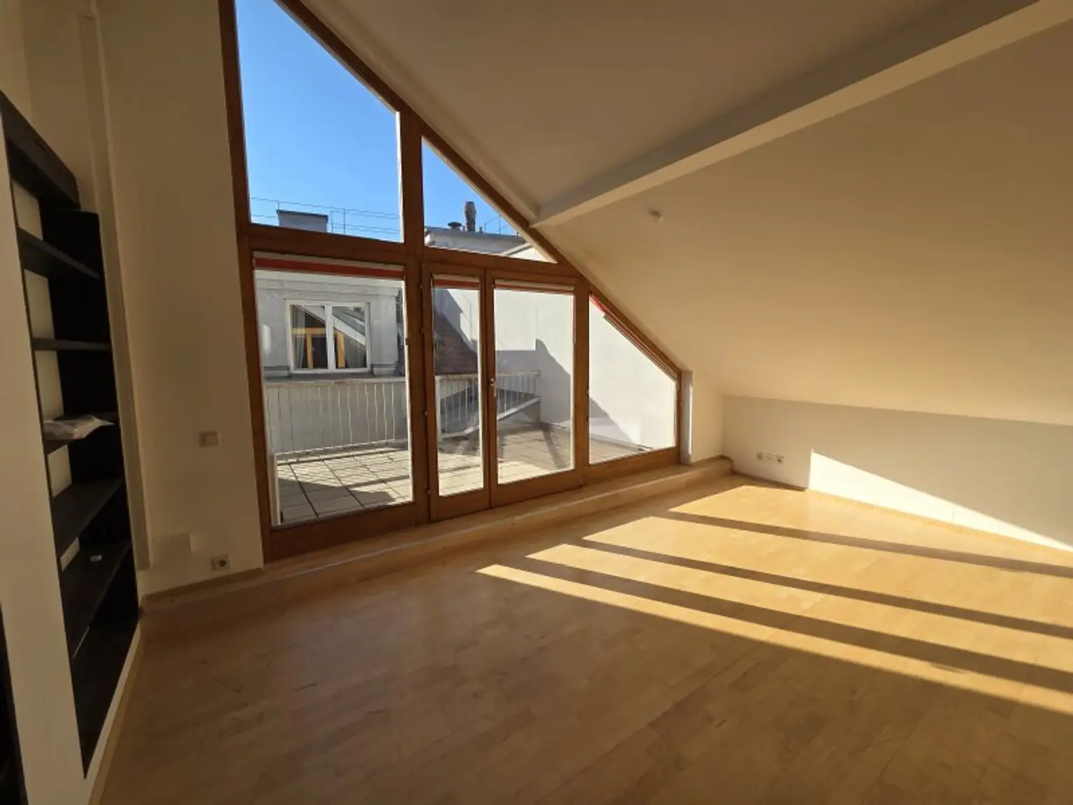 Atelierartige Dachgeschoss - Loftwohnung mit Terrasse