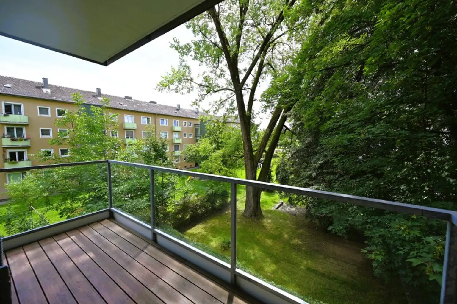 Helle Wohnung mit Balkon in den grünen Innenhof & Tiefgaragenplatz