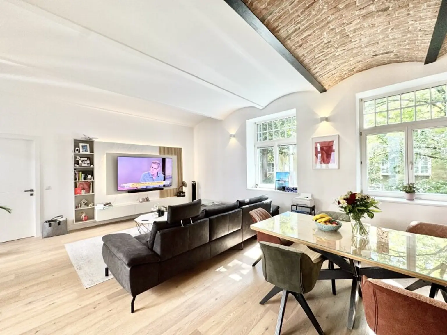 Einzigartiges LOFT in Hofruhelage | Traumhafte Immobilie mit großzügigem Balkon | Vollmöbliert bei Bedarf
