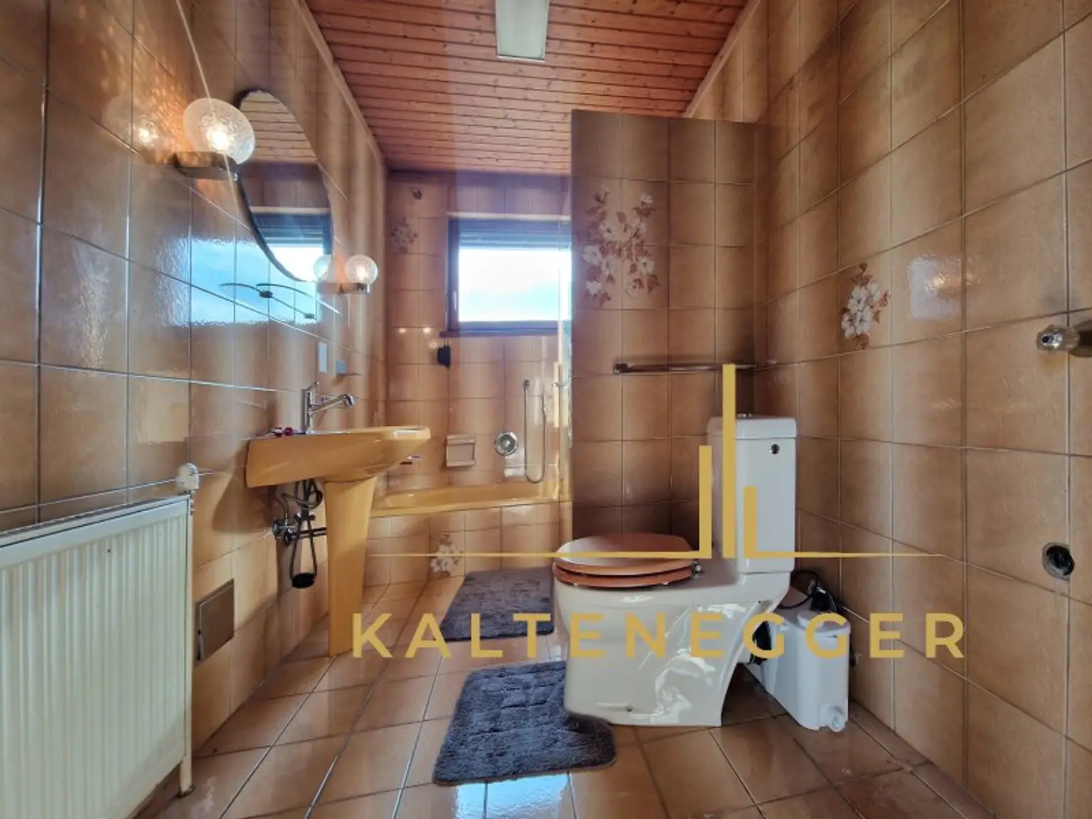 Badezimmer mit Badewanne, Dusche + WC