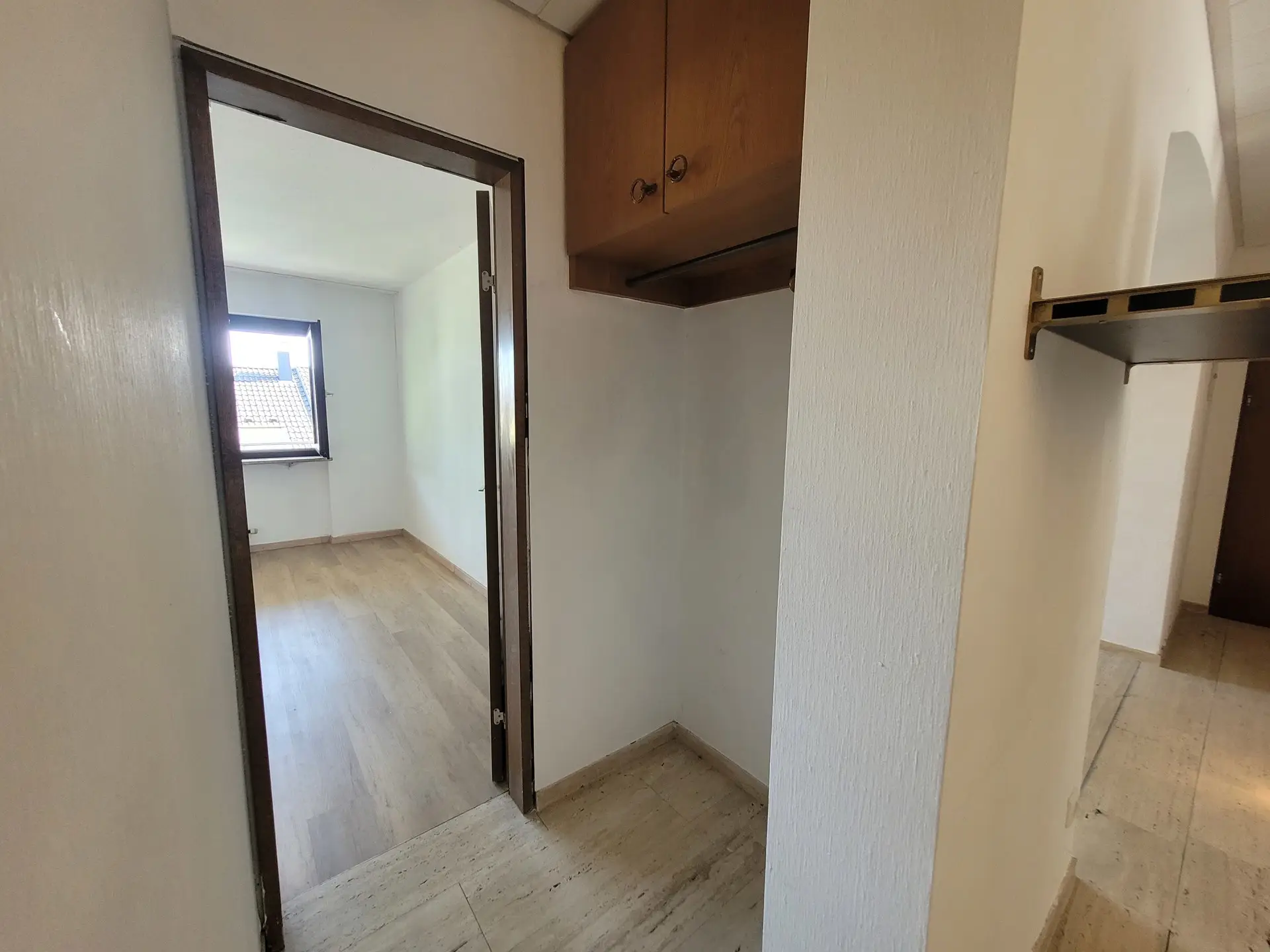 Abstellniesche neben Schlafzimmer