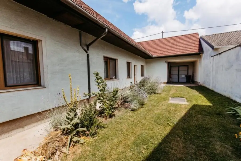 Erleben Sie die  Ausstrahlung. Landhaus in typisch  Weinviertler „L“ Form, bestgepflegt