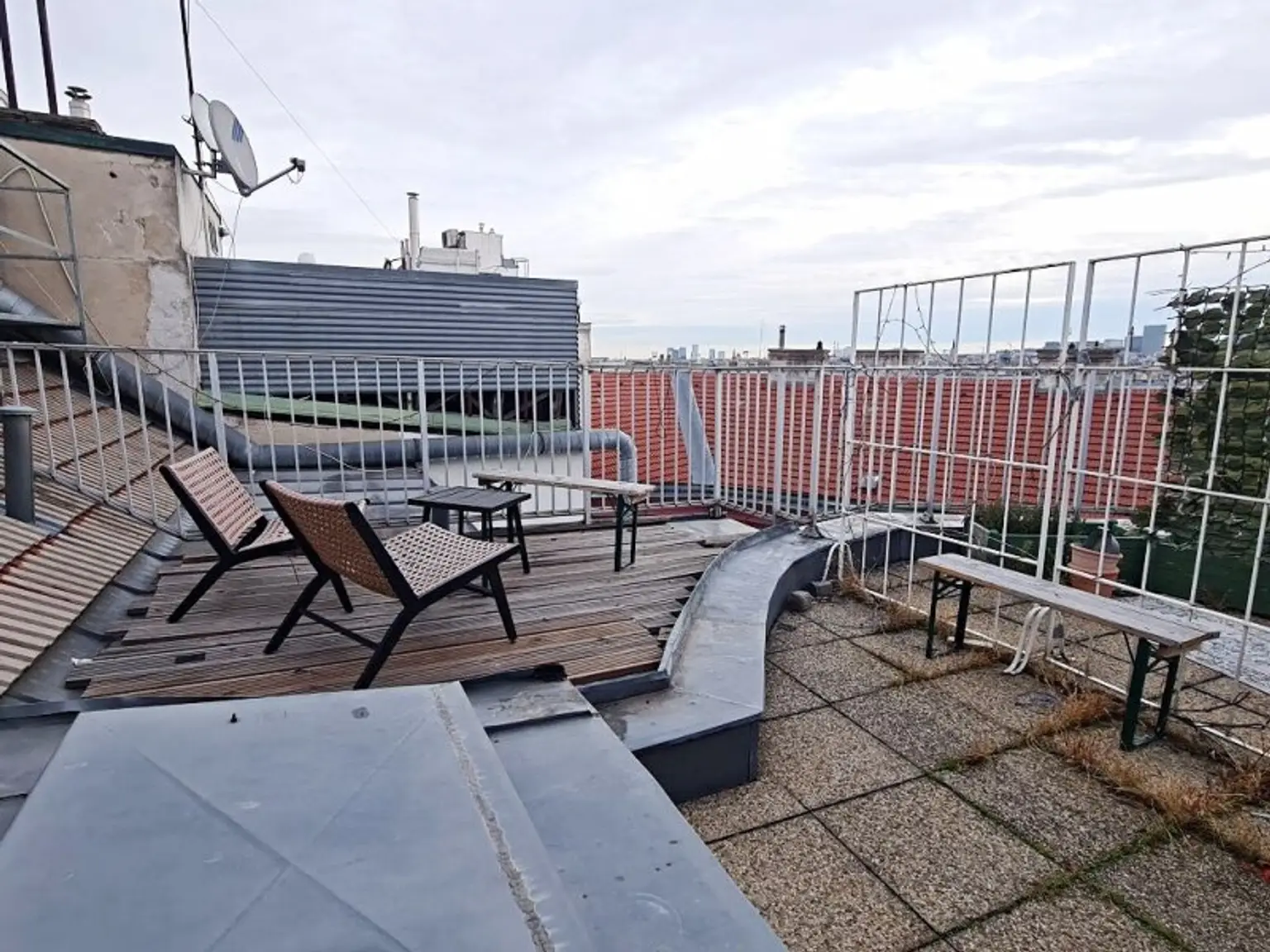 NASCHMARKT-NÄHE, FERNBLICK, 55 m2 Dachgeschoss mit Terrasse, Wohnküche, 1 Zimmer, Galerie, Wannenbad, Parketten, Eggerthgasse