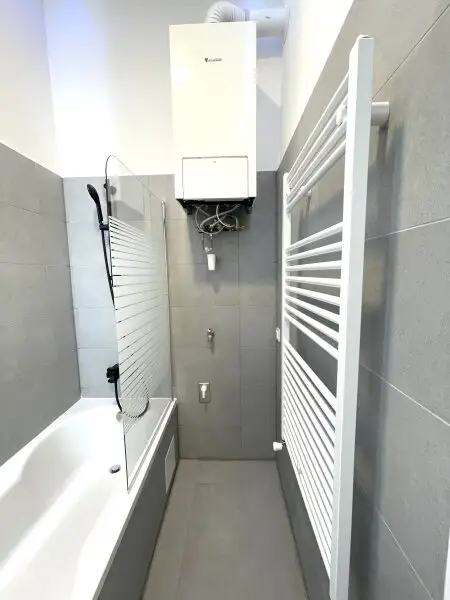 Großzügige 2 Zimmer Wohnung im Stilaltbau - neu saniert