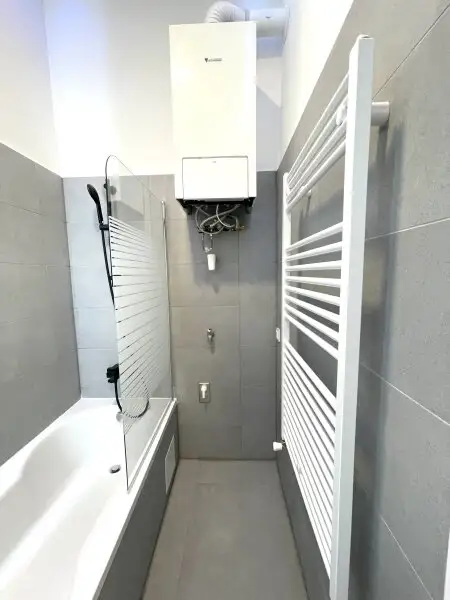 Großzügige 2 Zimmer Wohnung im Stilaltbau - neu saniert